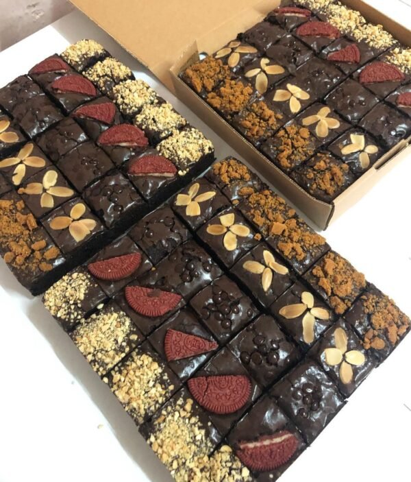 BROWNIES SEKAT 25 RANDOM TOPPING